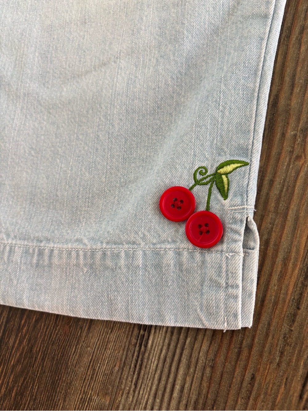 Y2K Christopher & Banks Lt Wash Denim Capris 10 Cherry Embroidered Buttons 2008 - Picture 11 of 13